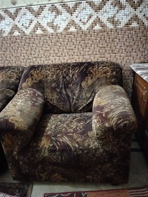 good condition 1'2'3 sofa set for urgent sale. . 4