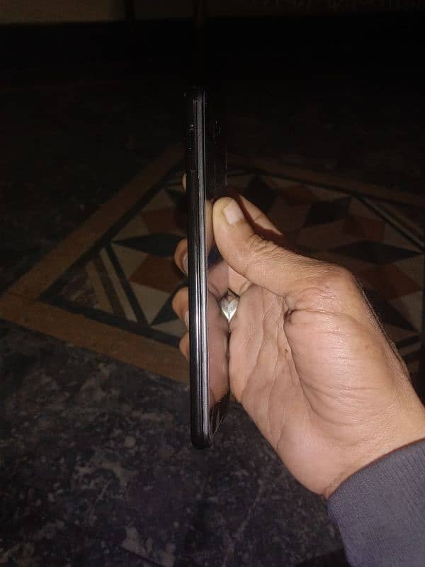 am selling my vivo y83 4