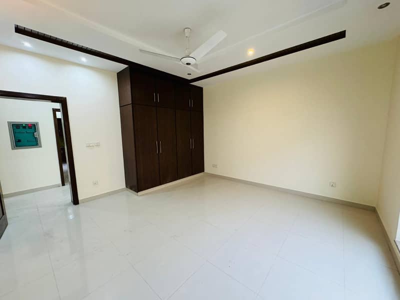 1 Kanal Full House Available For Rent In DHA Phase 5 3