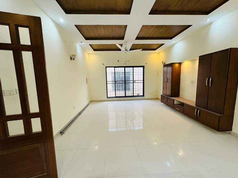 1 Kanal Full House Available For Rent In DHA Phase 5 10