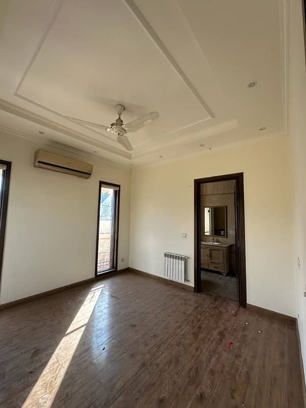 1 Kanal House Available For Sale In DHA Phase 1 4