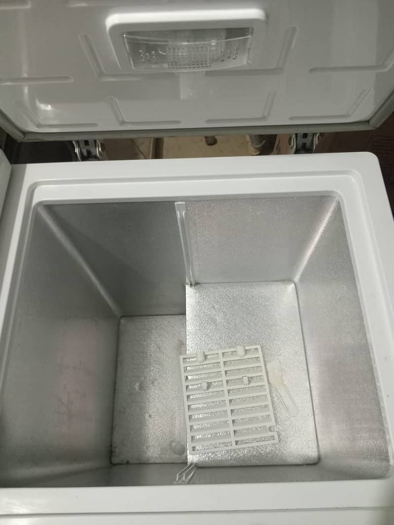 Dawlance twin door deep freezer in good condition 2