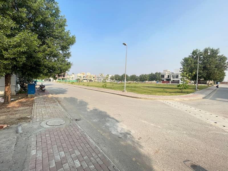 8 Marla Facing Park Grey Structure At A Very Prime Location Of Southern Block, Bahria Orchard Lahore 6