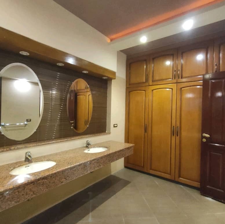 A 1 Kanal House In Lahore Is On The Market For Rent 7