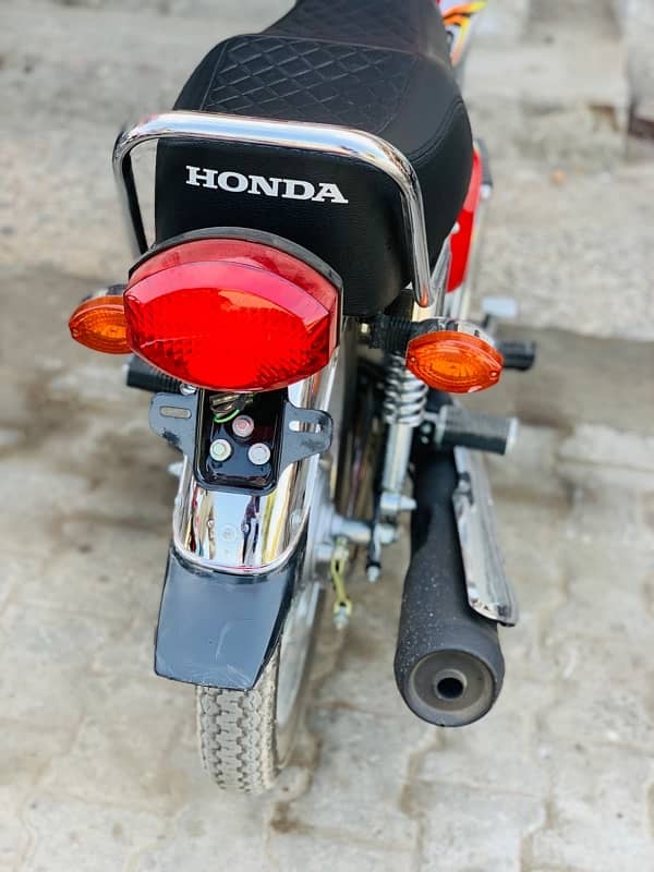 Honda 125 Red 2025 Modal 4