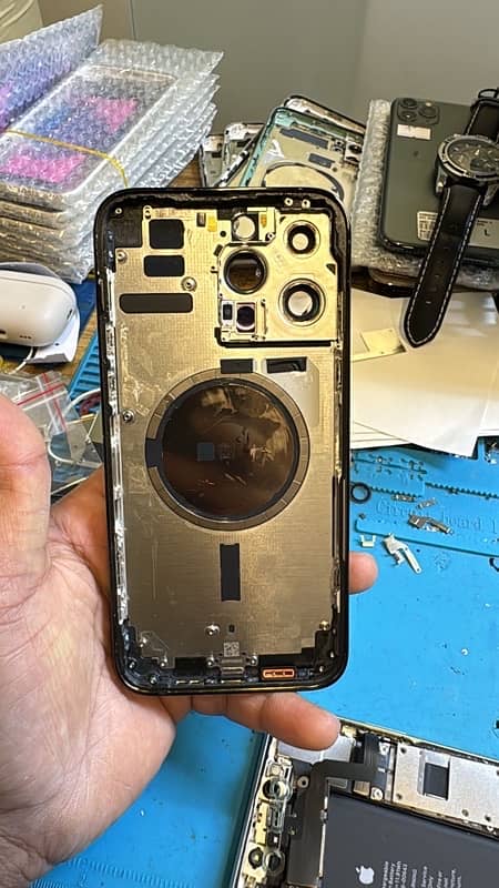 iPhone 14 Pro Max Housing Pull Out 1