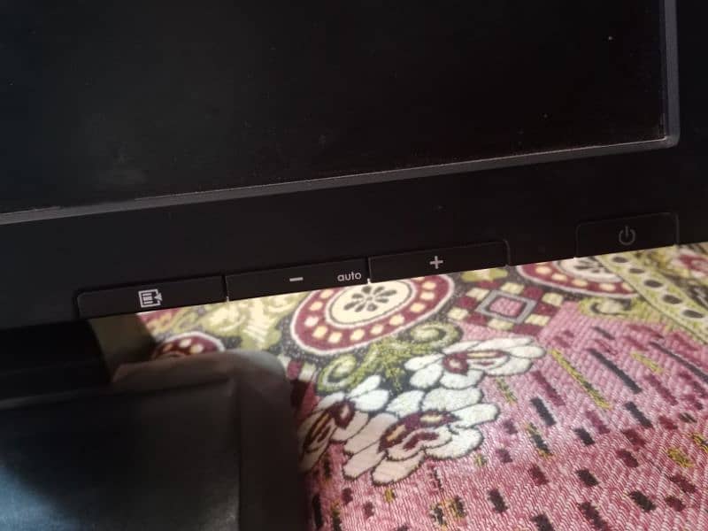 24 inch HP lcd monitor 10/10 condition 2