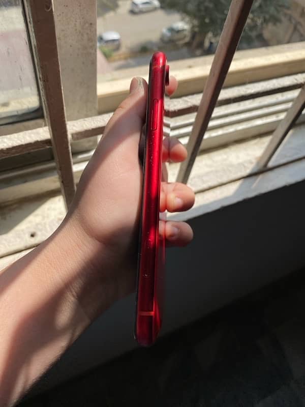 iphone xr in v. good condition 3