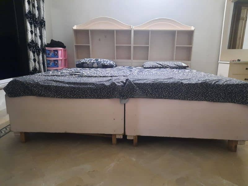 2 Single bed without matress and dressing table 0