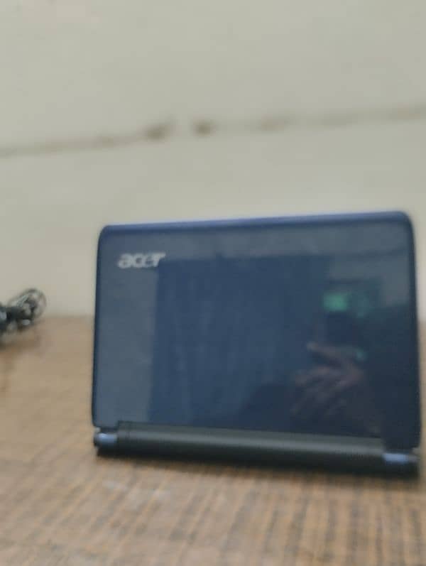 Acer Aspire One D270 Netbook 3