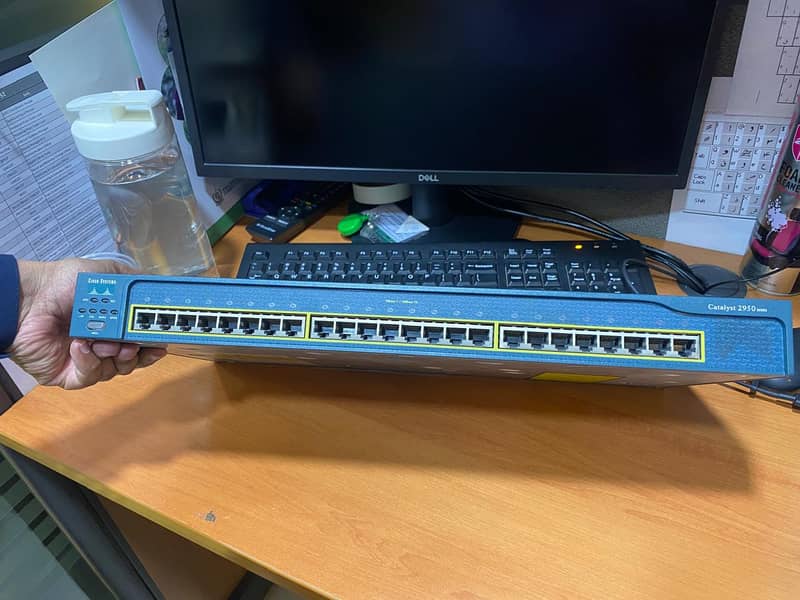 Cisco Catalyst 2950 24-Port Network Switch 0