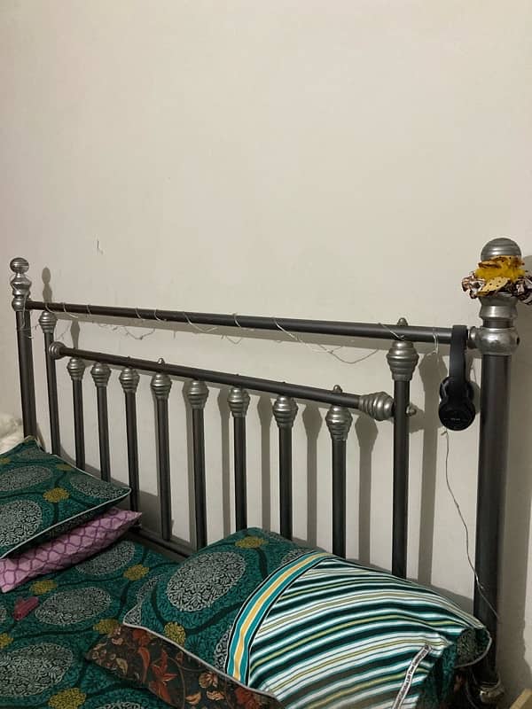 Rode Iron bed with two dressing table 4