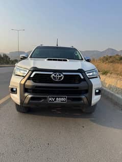 Revo 2017 Sindh Registered 3.0 V 1 piece Touching Bonnet 158k mileage