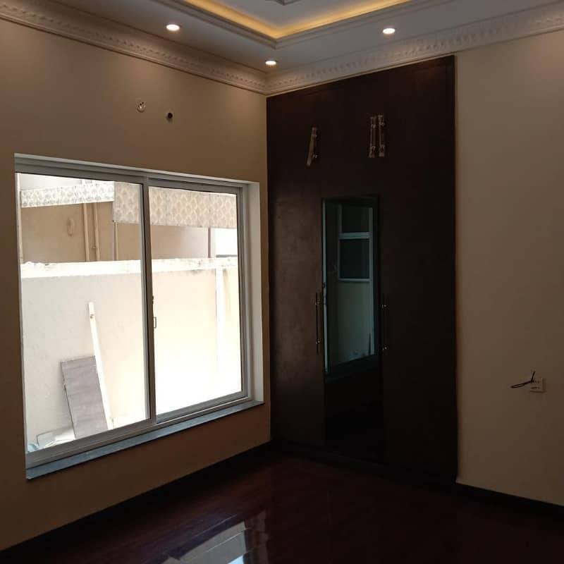 AVAILABLE HOUSE FOR SALE IN ASKARI 10 LAHORE  near to park near to masjid 17