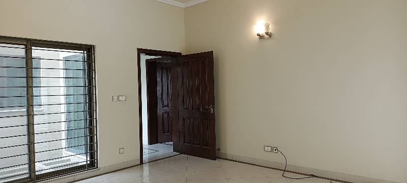 BEAUTIFUL UPPER PORTION AVAILABLE FOR RENT IN DHA PHASE 5 LAHORE 15