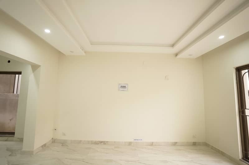 BEAUTIFUL BRIG HOUSE AVAILABLE FOR RENT IN ASKARI 10 LAHORE 18