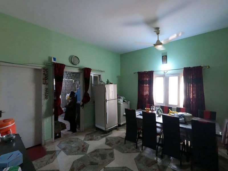 Corner In Federal B Area - Block 20 150 Square Yards House For sale 40