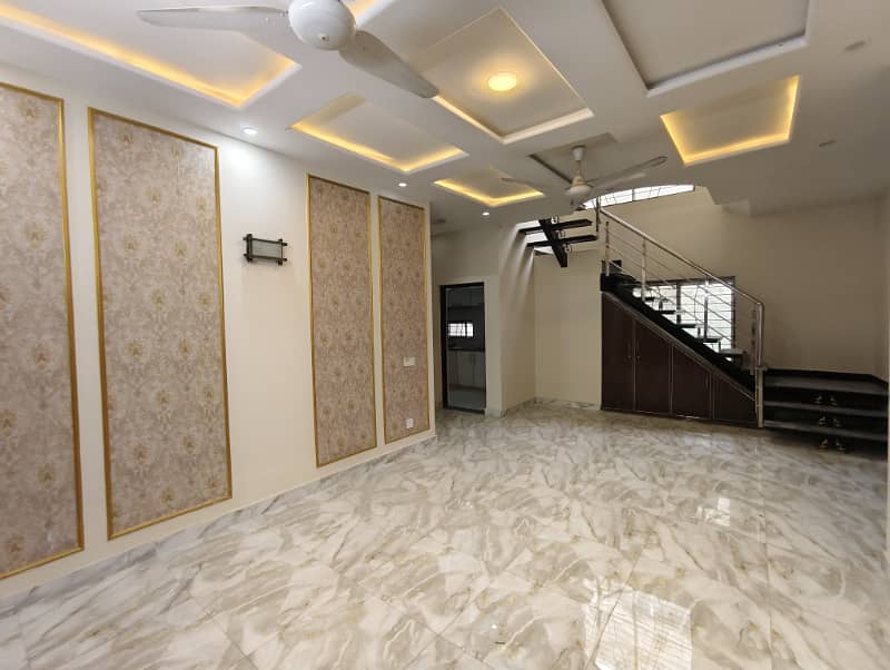 7 Marla Ultra Modern Used House On Top Location, Near Park, Mosque, Main Market And Beaconhouse School 5