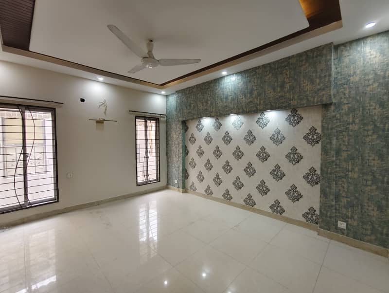 7 Marla Ultra Modern Used House On Top Location, Near Park, Mosque, Main Market And Beaconhouse School 9