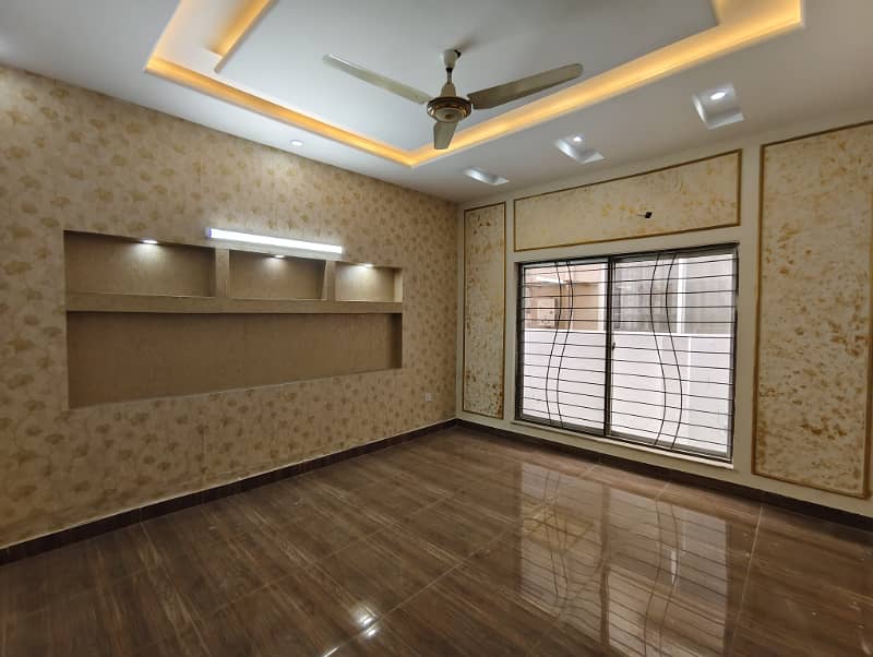 7 Marla Ultra Modern Used House On Top Location, Near Park, Mosque, Main Market And Beaconhouse School 10