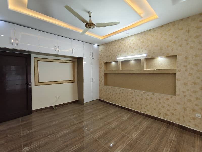 7 Marla Ultra Modern Used House On Top Location, Near Park, Mosque, Main Market And Beaconhouse School 11