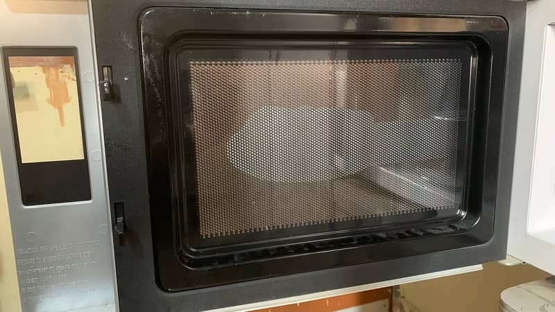 Almost new Dawlance H+zone microwave + griller 3