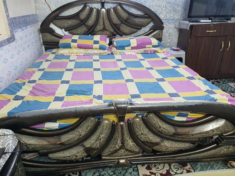 king size bed, 2 side table, big size divider 4