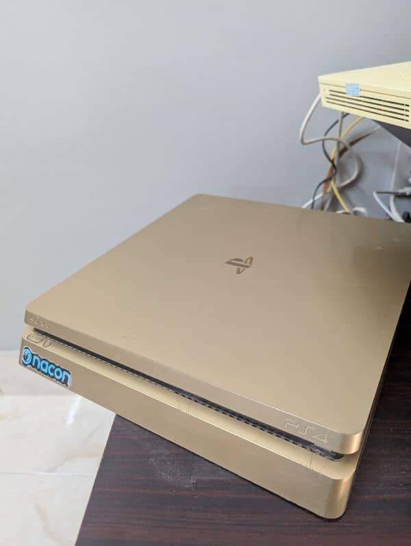 Playstation 4 Limited Edition Gold console used, 1