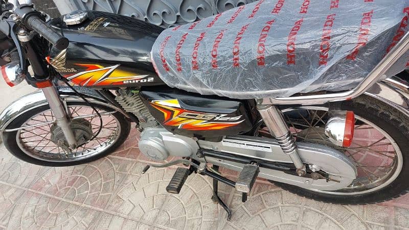 Honda 125 model 2020/11/2 Karachi number contact 03190409233 4