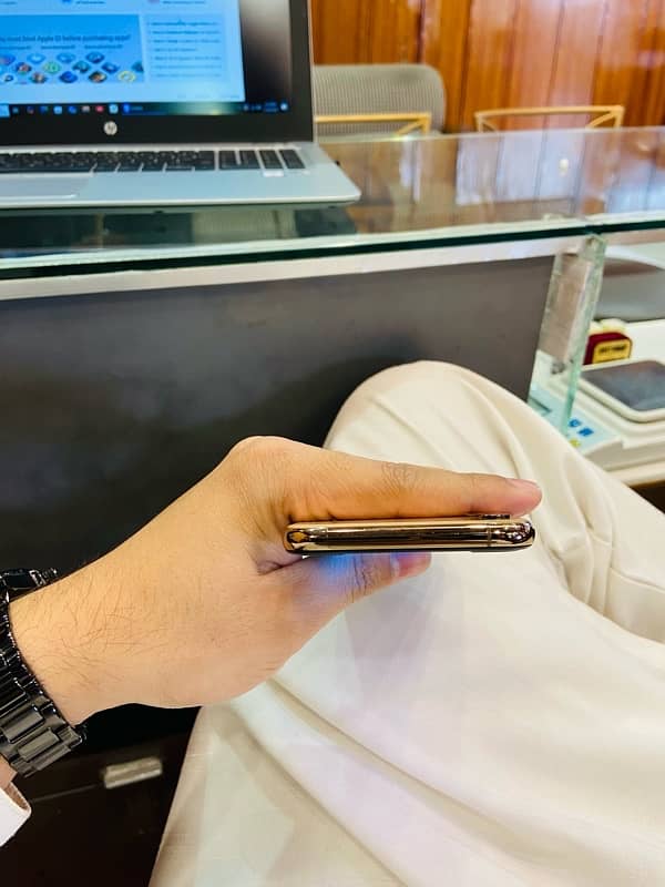 iphone xs gold 64Gb single sim Pta approved 4