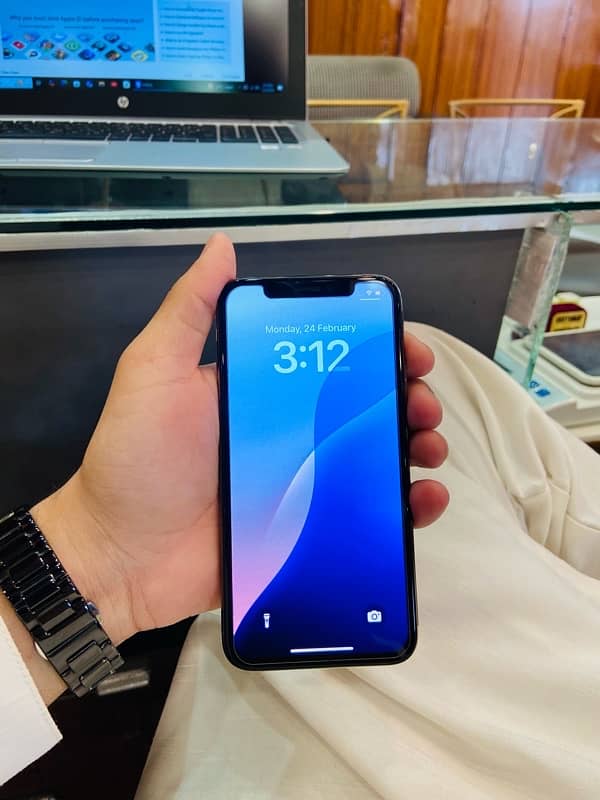 iphone xs gold 64Gb single sim Pta approved 5