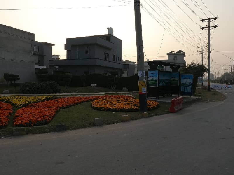 Prime Location 5 Marla Residential Plot For sale In Central Park - Block E Lahore 7