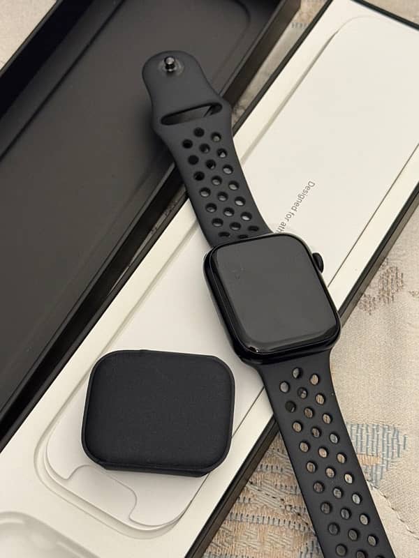 Apple Watch Series 7 Nike Edition 2