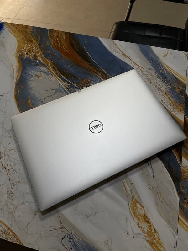 DELL XPS 15 9570 4K Screen 1