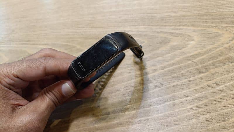 Huawei band 4 watch  condition perfect he with box 7