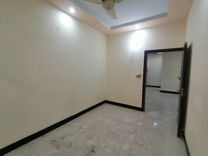 Spacious 700 Square Feet Flat Available For sale In Ichhra 1