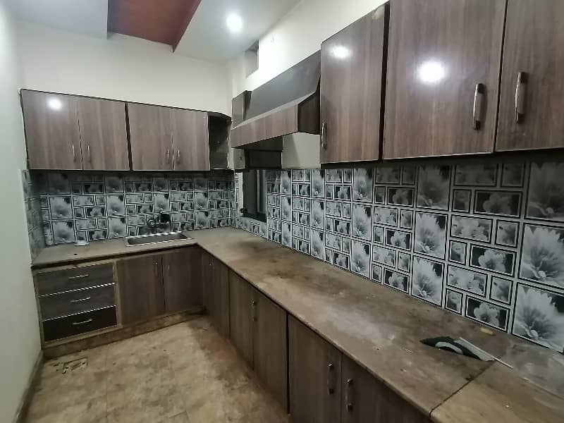 Spacious 700 Square Feet Flat Available For sale In Ichhra 8