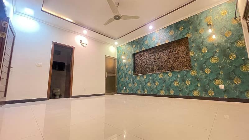 BRAND NEW 01 KANAL DESIGNER LUXURY UPPER PORTION WITH SEPARATE GATE AVAILABLE FOR RENT 2