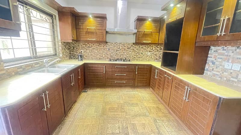 BRAND NEW 01 KANAL DESIGNER LUXURY UPPER PORTION WITH SEPARATE GATE AVAILABLE FOR RENT 5