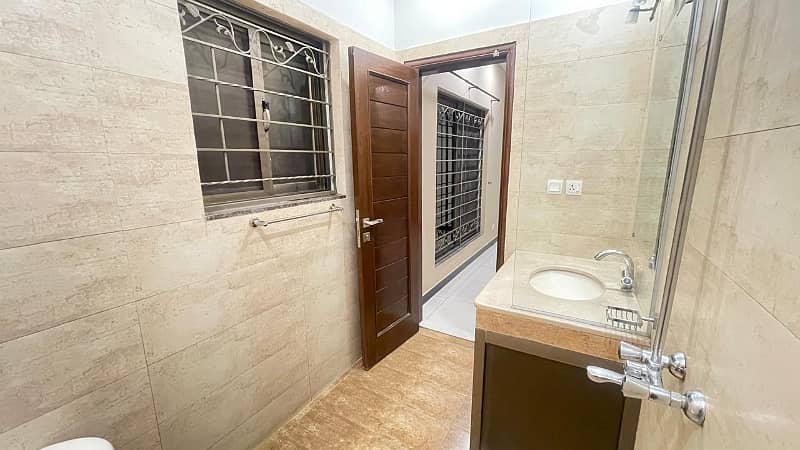 BRAND NEW 01 KANAL DESIGNER LUXURY UPPER PORTION WITH SEPARATE GATE AVAILABLE FOR RENT 12