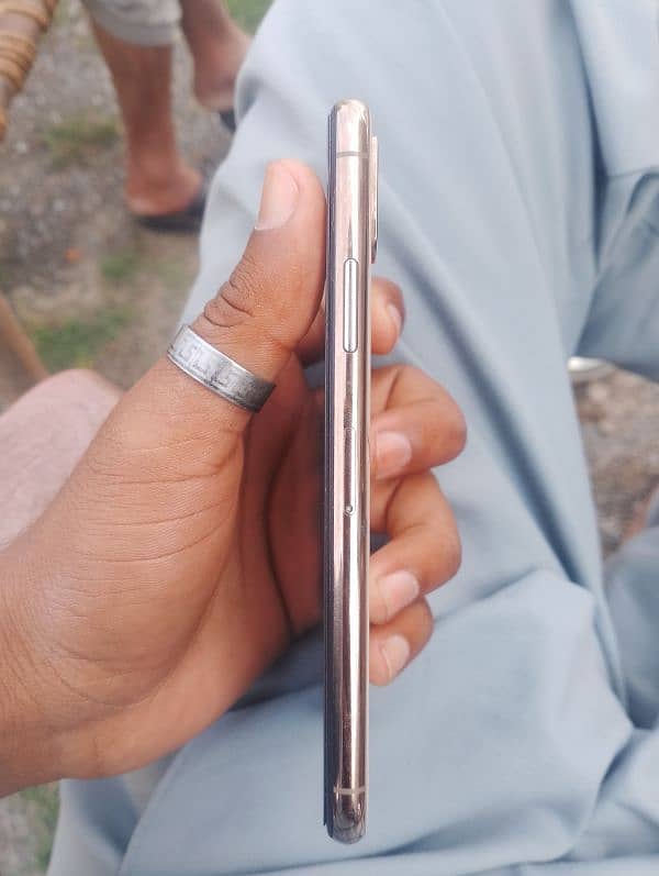 i phone xs 64gb non pta 10by 10 back damag Exchange available 2