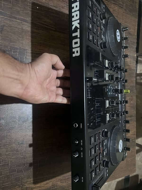 Traktor Kontrol S4 1