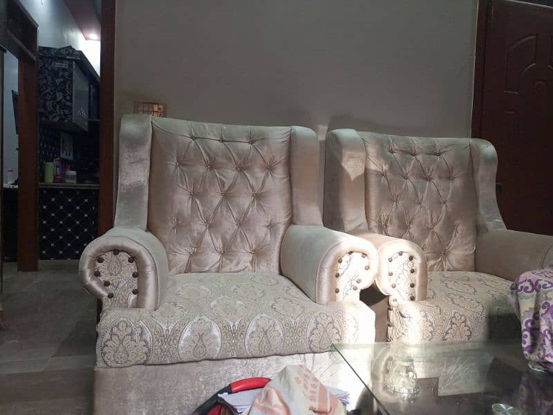 7 seater Luxury sofa Set with centre table For Sale 17