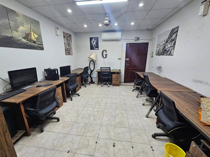 425 SqFt office in Gulberg 0