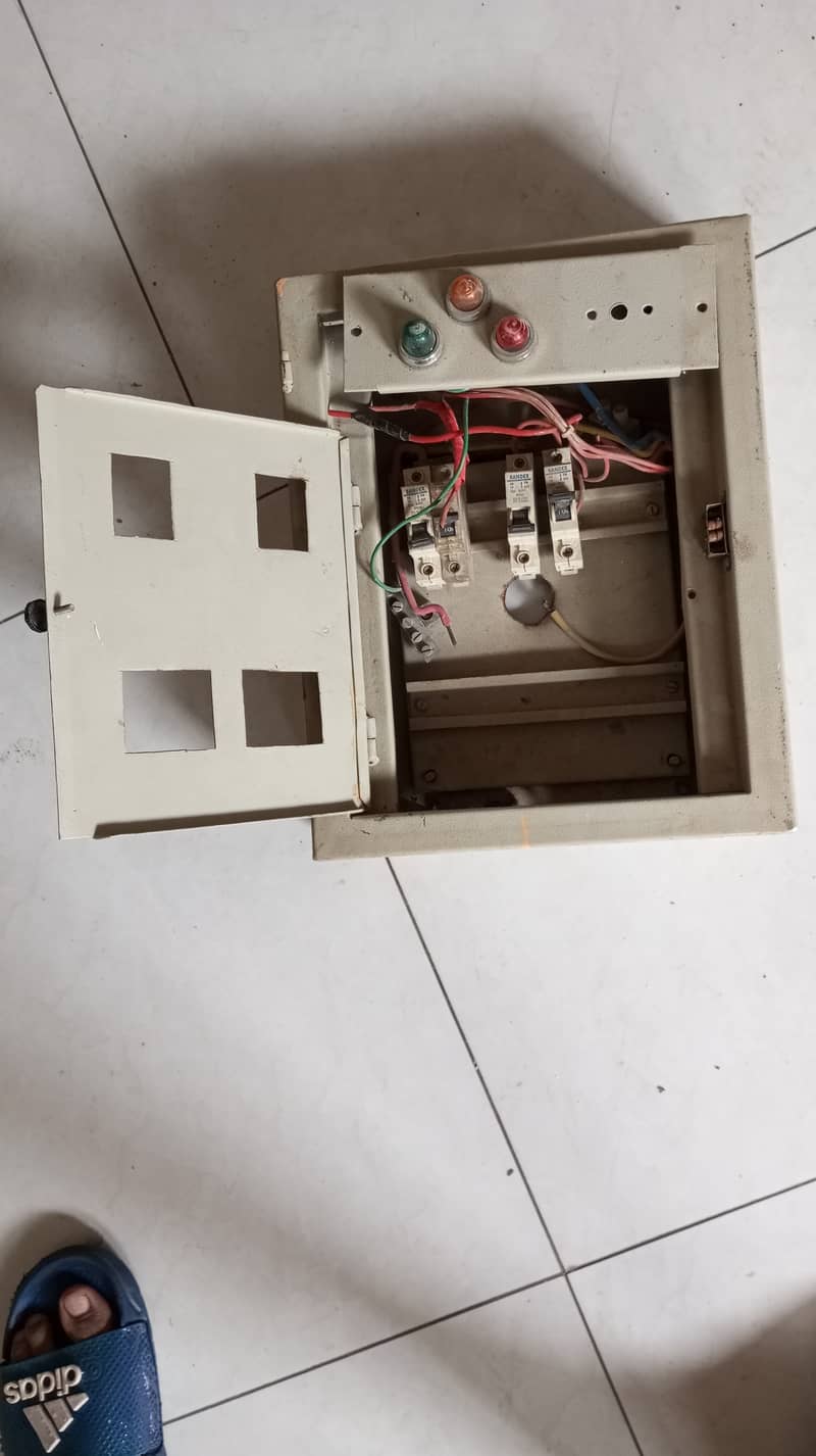 Home main power box with breakers 0