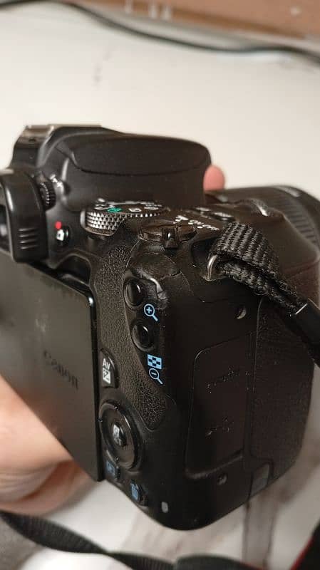 Canon 200d for sale | With 18-55mm kit lens + Two batteries 4