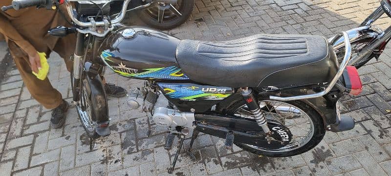 unique 70cc like new bike 7000 kilometres running black colour 2