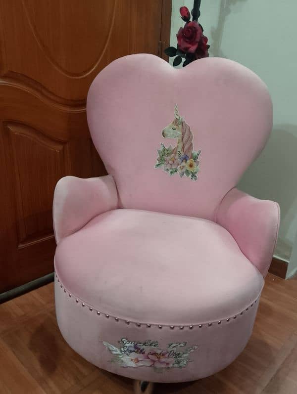 beautiful character sofa chair 0