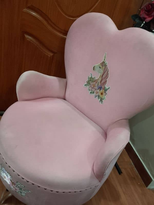 beautiful character sofa chair 1