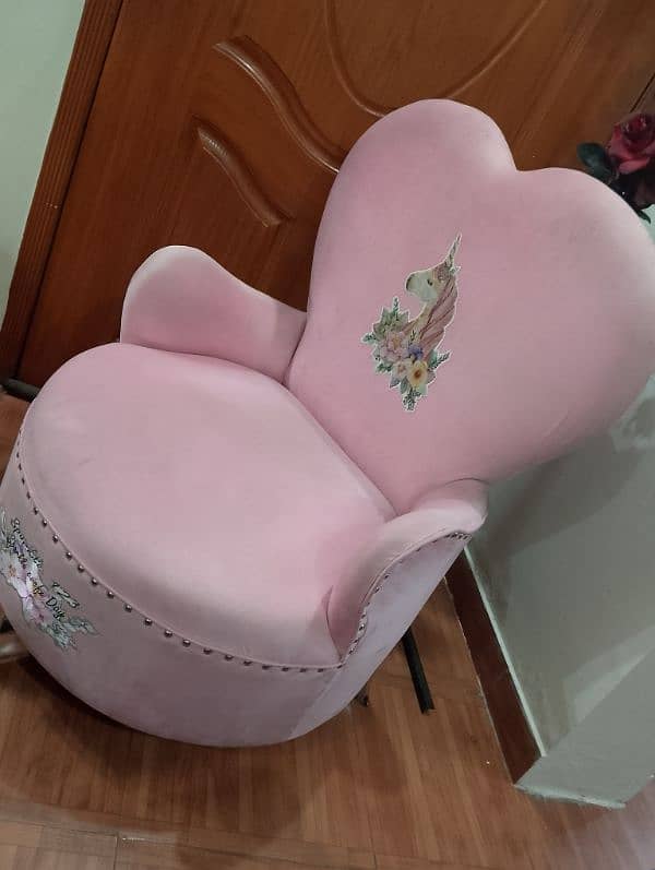 beautiful character sofa chair 2